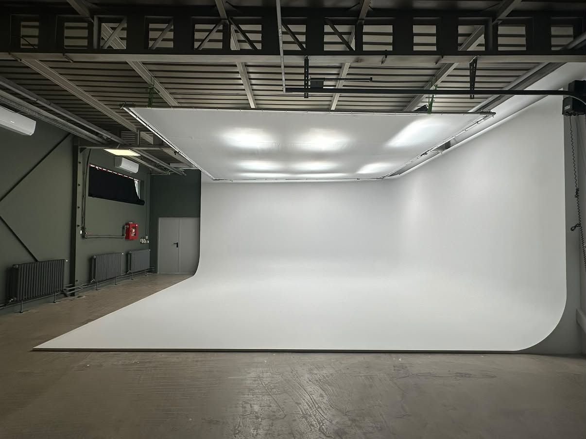 Cyclorama seen from the front, with the seamless curve and the top light